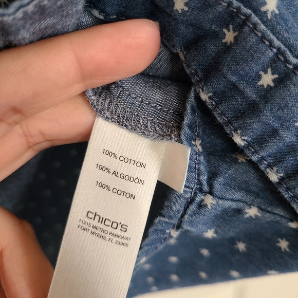 Chico's Star Print Denim Button Up Blouse Long Sleeve Roll Tab Sleeve Me… - Picture 8 of 8